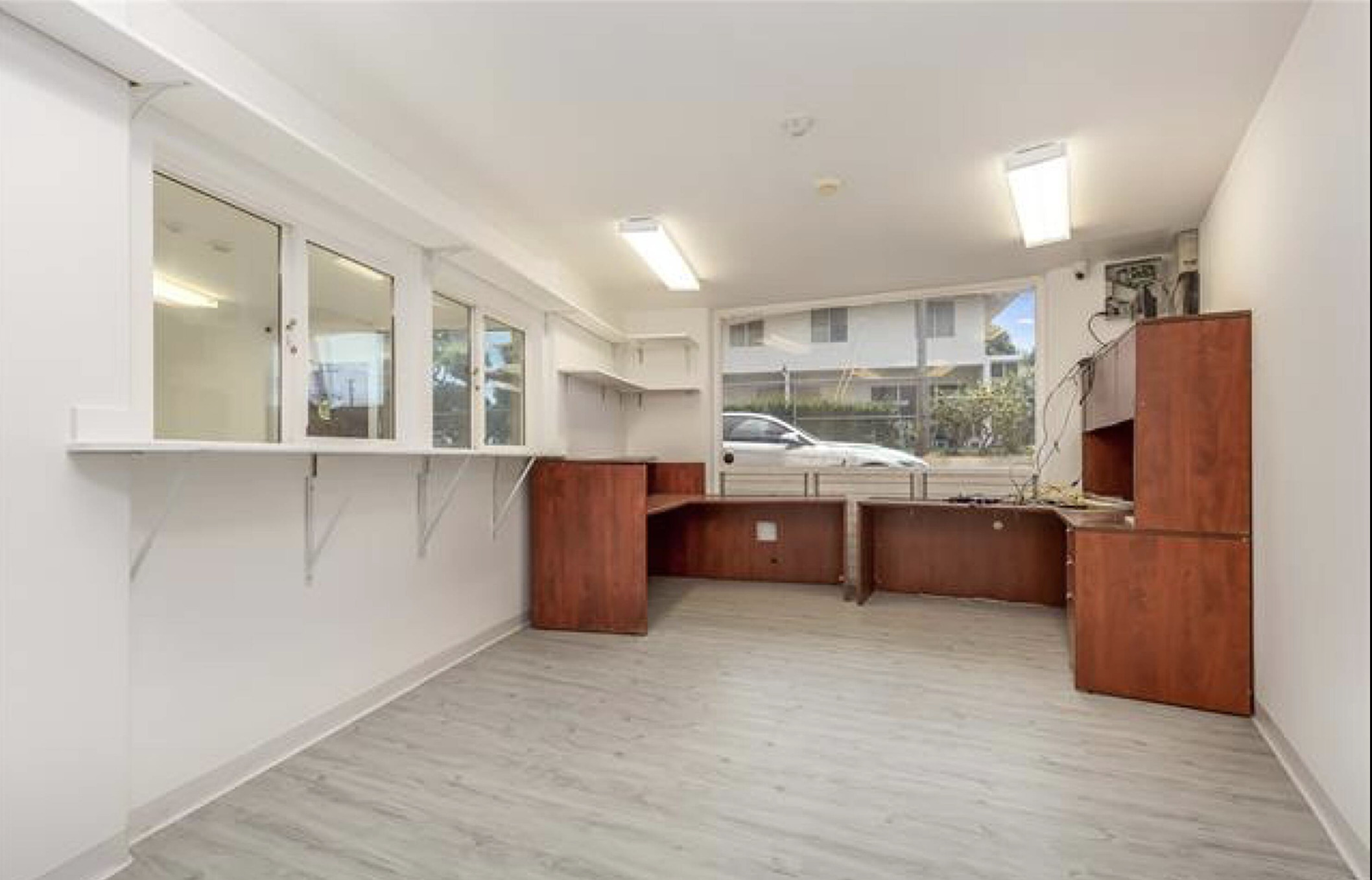 Renovated fee simple commercial unit in Kaimuki