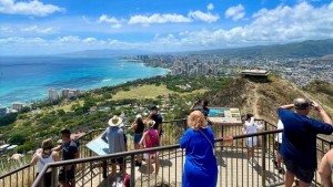 ハワイ州民の54％が、観光は問題よりも利益をもたらすと回答