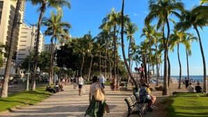 ハワイの観光客数はコロナ前の水準を下回っているが、消費額は増加