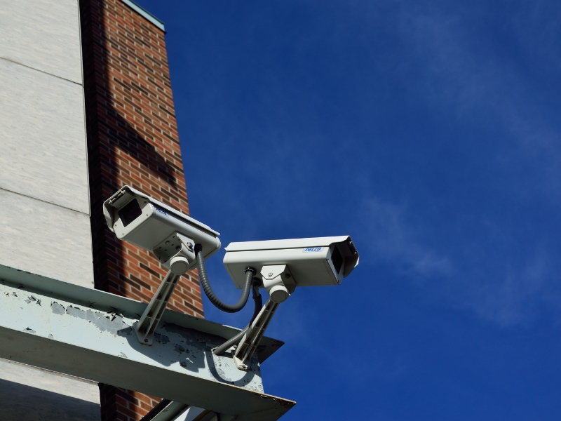 ワードビレッジは建物内だけでなく道路にも監視カメラが設置されている